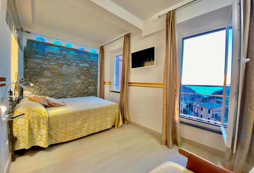 Пансион The Manarola Main Plaza