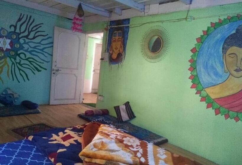 پانسیون Renuka Homestay And Cafe