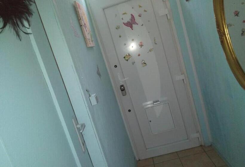 פנסיון Room In House 2 Floors 2 Bedrooms Near Central Station