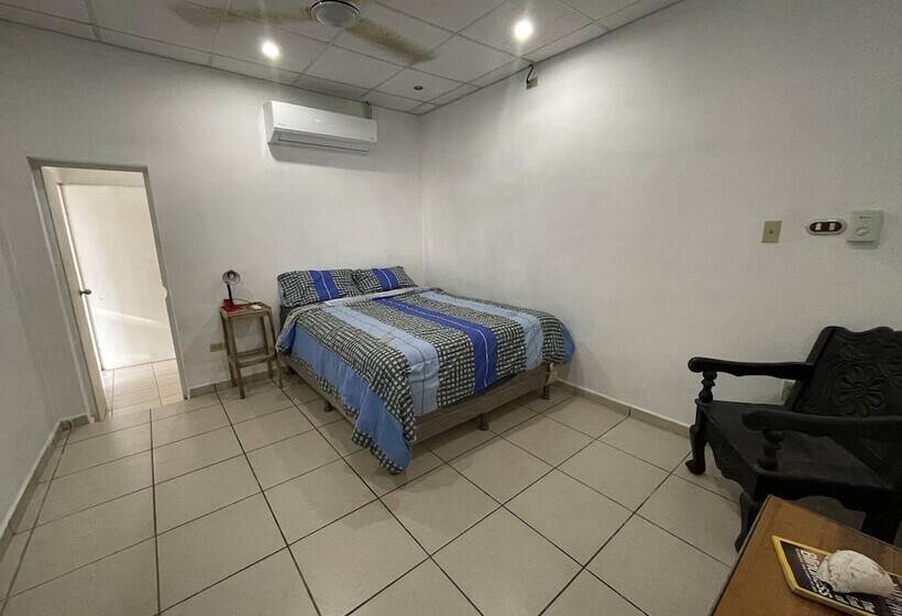 فندق صغير Sugarloaf Beach House & Surf Lodge