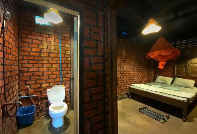 Backpacker Hostel And Jungle Trekking