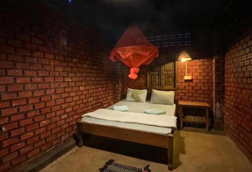 Backpacker Hostel And Jungle Trekking