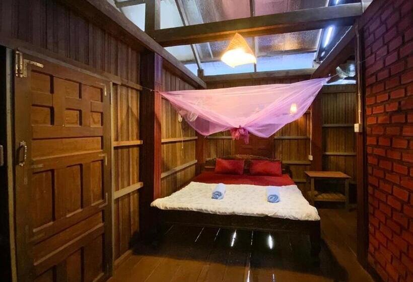 Backpacker Hostel And Jungle Trekking