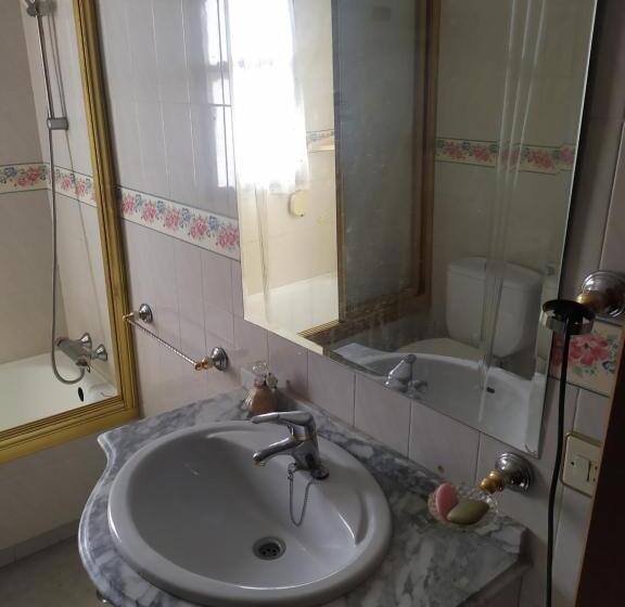 تختخواب و صبحانه Habitacion Privada Triple Toledo