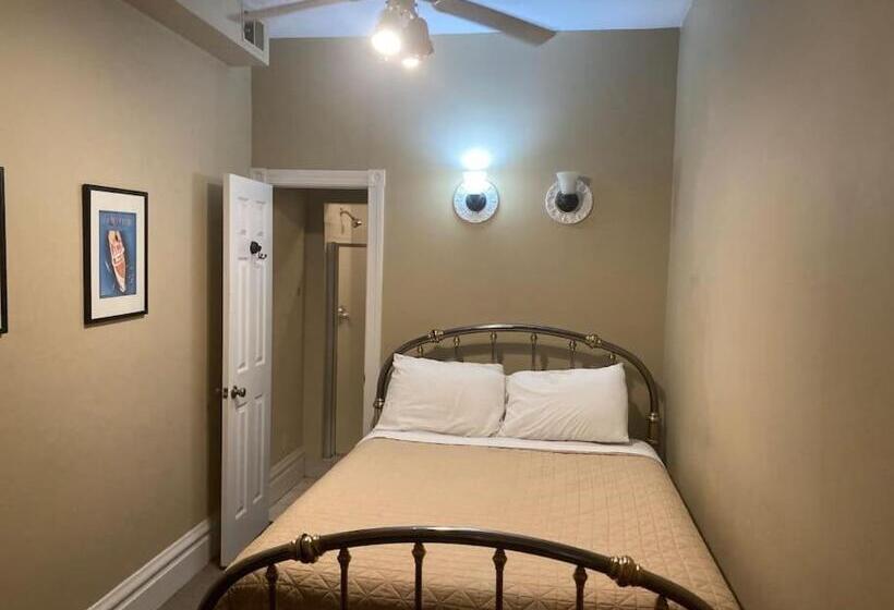 تختخواب و صبحانه Queen Bed With Private Ensuite Bathroom In Lakeview   3d