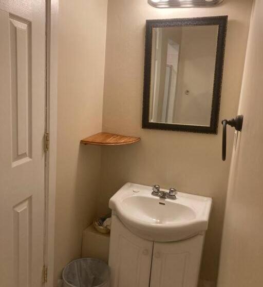 تختخواب و صبحانه Queen Bed With Private Ensuite Bathroom In Lakeview   3d