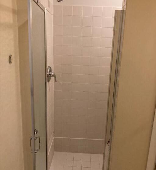 تختخواب و صبحانه Queen Bed With Private Ensuite Bathroom In Lakeview   3d