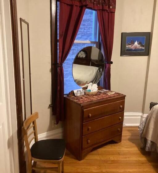 تختخواب و صبحانه Queen Bed With Shared Bathroom In Lakeview   2b