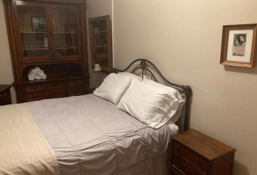 تختخواب و صبحانه Queen Bed With Shared Bathroom In Lakeview   2b