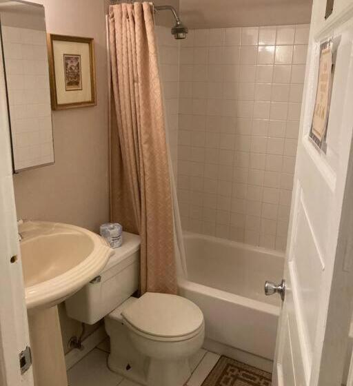 تختخواب و صبحانه Queen Bed With Shared Bathroom In Lakeview   2b