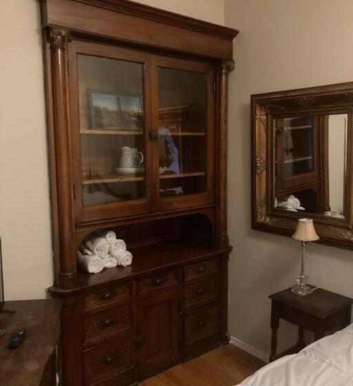 تختخواب و صبحانه Queen Bed With Shared Bathroom In Lakeview   2b