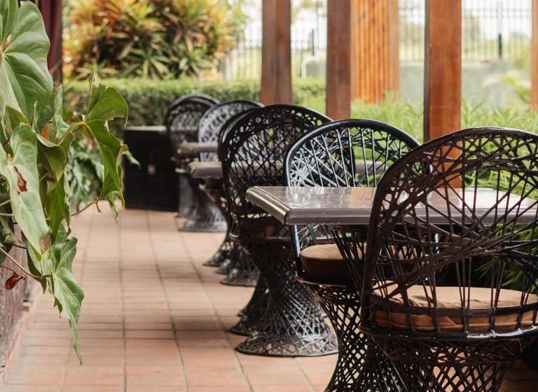 هتل Acacia Country Inn