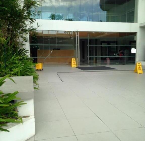 هتل Azure Urban Resort Residences