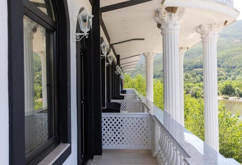 בית מלון כפרי Bujtina Drini I Zi