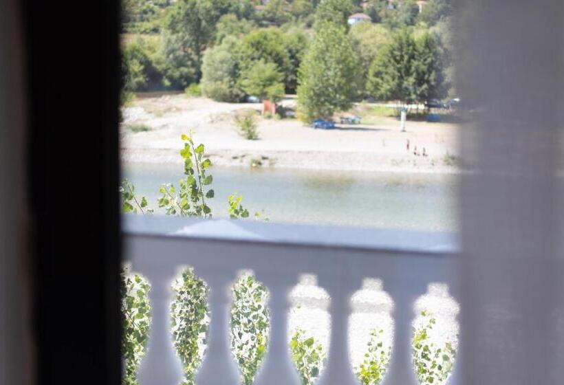 בית מלון כפרי Bujtina Drini I Zi