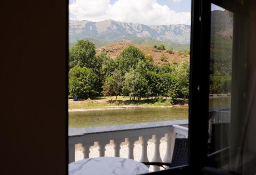 בית מלון כפרי Bujtina Drini I Zi