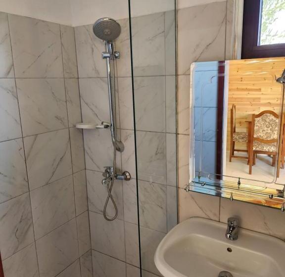 فندق Bujtina Syni Zi Keshtjella   Shengjin