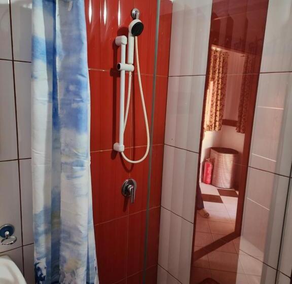 فندق Bujtina Syni Zi Keshtjella   Shengjin