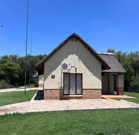 בית מלון כפרי Cooke’s Lake Resort