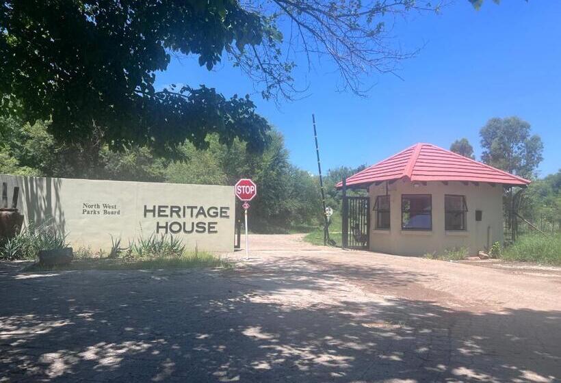 בית מלון כפרי Cooke’s Lake Resort