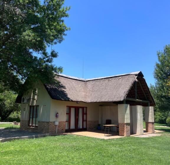 בית מלון כפרי Cooke’s Lake Resort