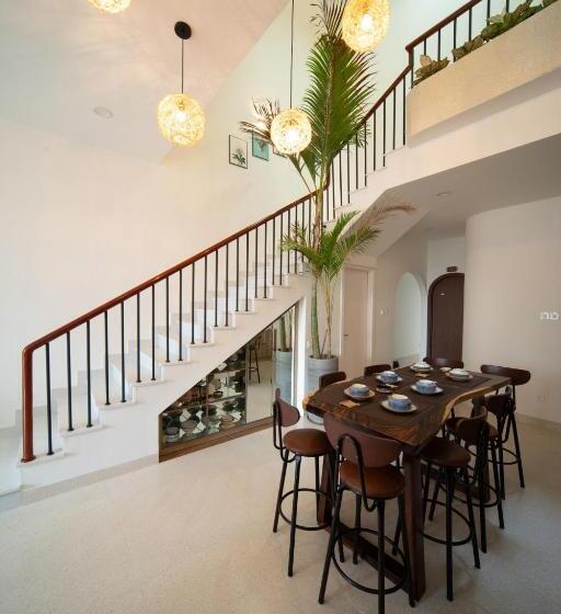 هتل De V Charm Homestay