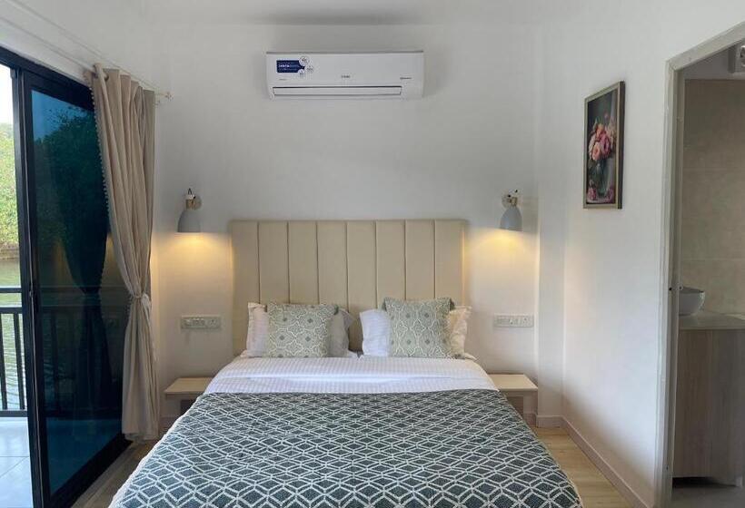 בית מלון כפרי Riverside Luxe Living