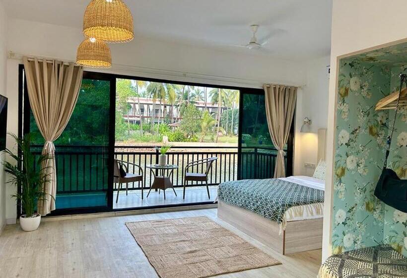 בית מלון כפרי Riverside Luxe Living