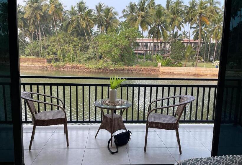 בית מלון כפרי Riverside Luxe Living