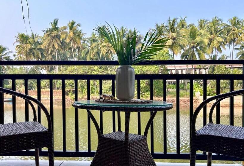 בית מלון כפרי Riverside Luxe Living