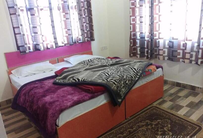 Отель Rocks And Pine Auli