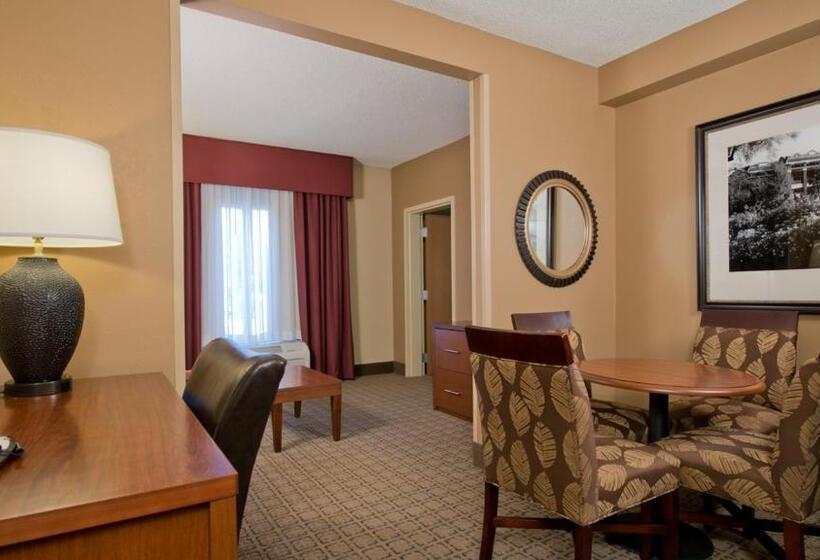 فندق Russell Inn And Suites