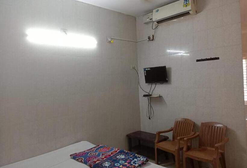 בית מלון כפרי Staymaker Patricia Residency