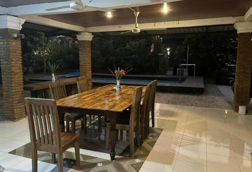 Отель Vang Vieng Garden Villa