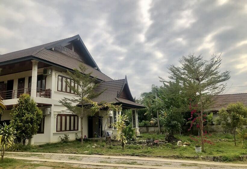 Отель Vang Vieng Garden Villa