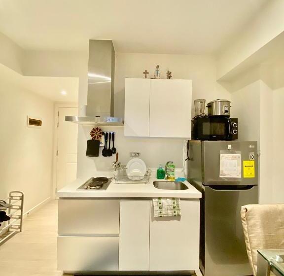 1 Bedroom Unit With Massage Chair, Karaoke, Smart Tv At Azure Urban Resort