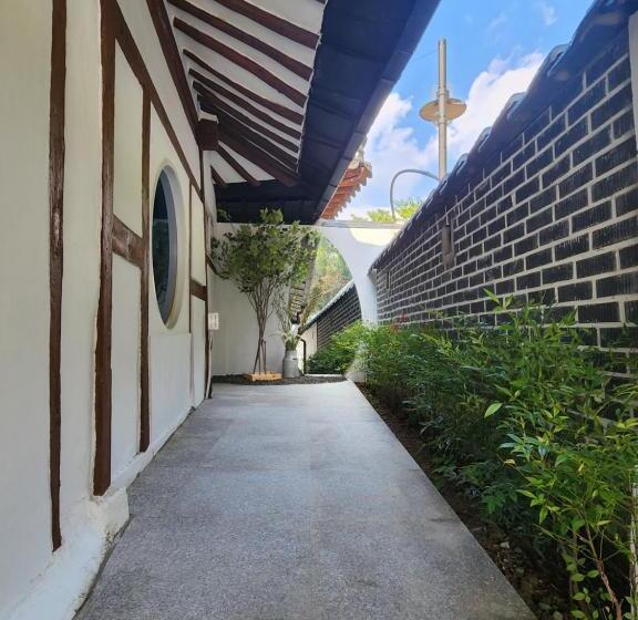 Pension (Hôtel basse catégorie) And Spring