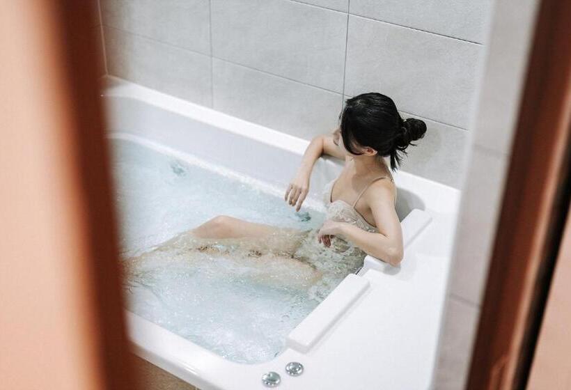 Pension (Hôtel basse catégorie) And Spring