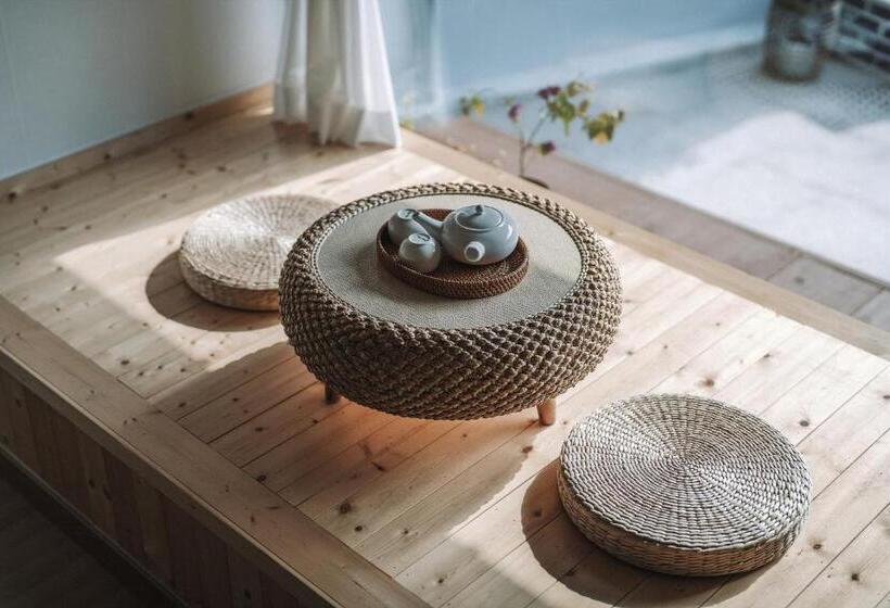 Pension (Hôtel basse catégorie) And Spring