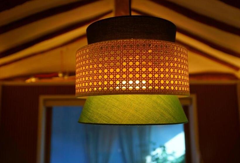 Pension (Hôtel basse catégorie) And Spring