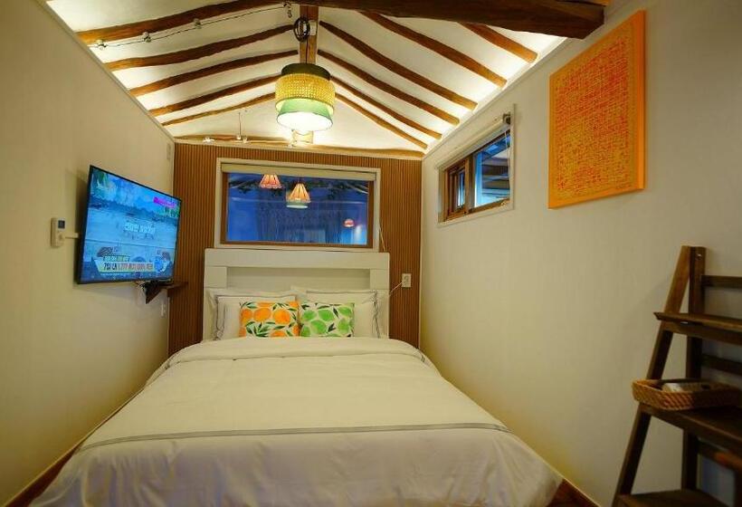 Pension (Hôtel basse catégorie) And Spring