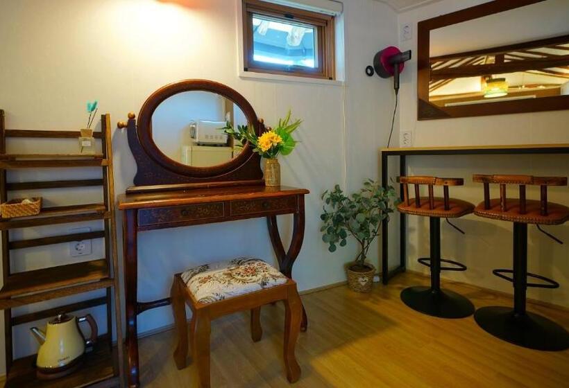 Pension (Hôtel basse catégorie) And Spring