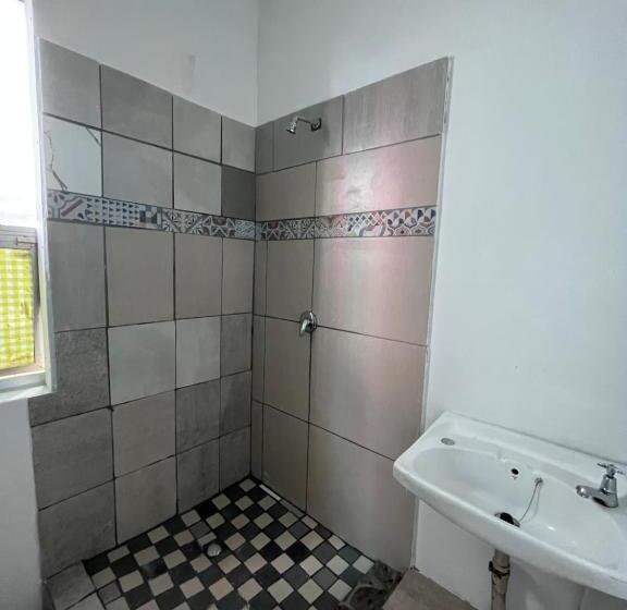 פנסיון M & B Backpackers