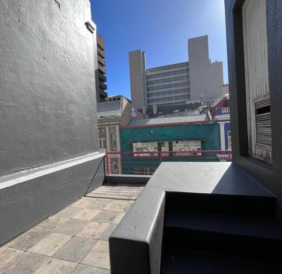 פנסיון M & B Backpackers