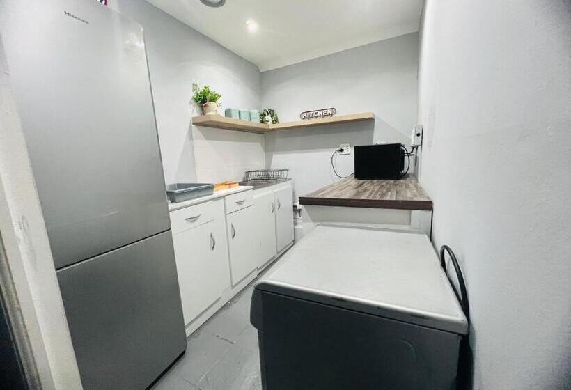 פנסיון M & B Backpackers