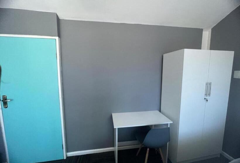 פנסיון M & B Backpackers