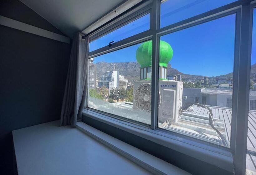 פנסיון M & B Backpackers