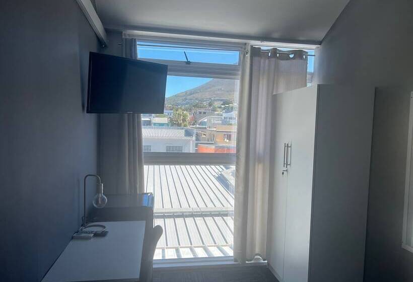 פנסיון M & B Backpackers