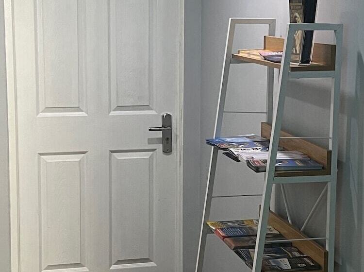 פנסיון M & B Backpackers