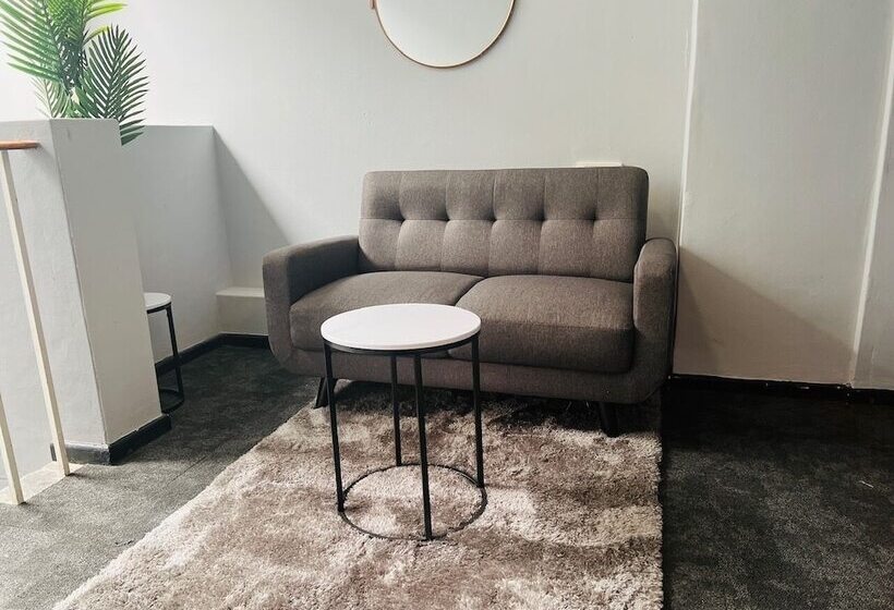 פנסיון M & B Backpackers